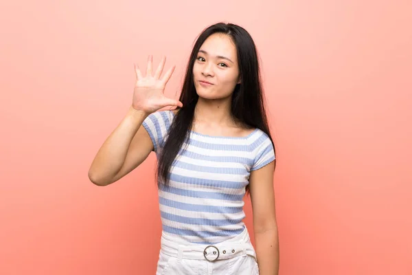 Teenager Asiatische Mädchen Über Isolierte Rosa Hintergrund Zählen Fünf Mit — Stockfoto