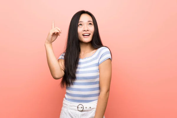 Adolescente Asiático Menina Sobre Isolado Rosa Fundo Apontando Para Cima — Fotografia de Stock