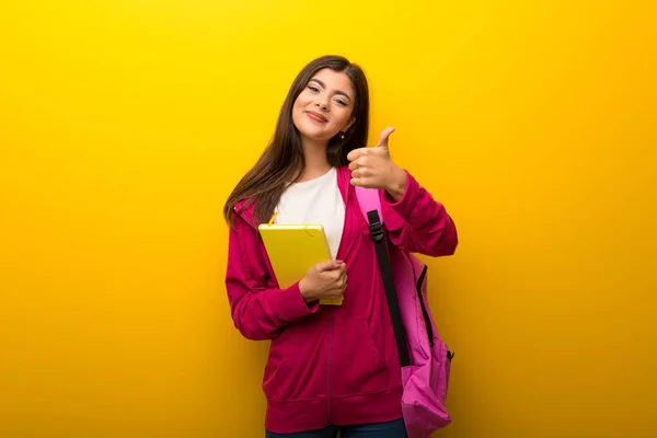 Adolescent Étudiant Fille Sur Vibrant Jaune Fond Donnant Pouces Jusqu — Photo