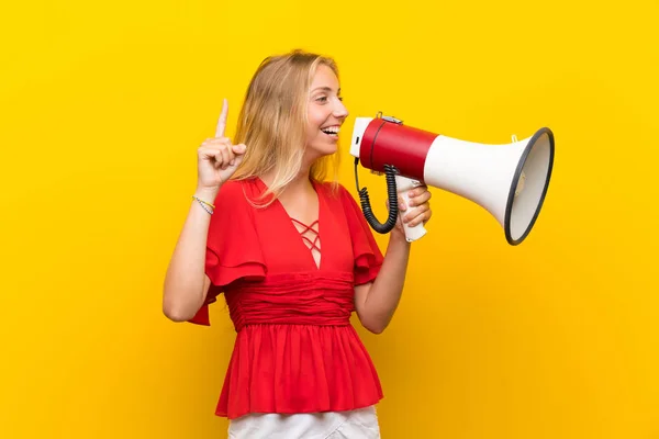 Loira Jovem Sobre Isolado Fundo Amarelo Gritando Através Megafone — Fotografia de Stock