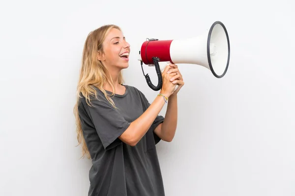 Blonde Jonge Vrouw Geïsoleerde Witte Achtergrond Schreeuwen Door Een Megafoon — Stockfoto