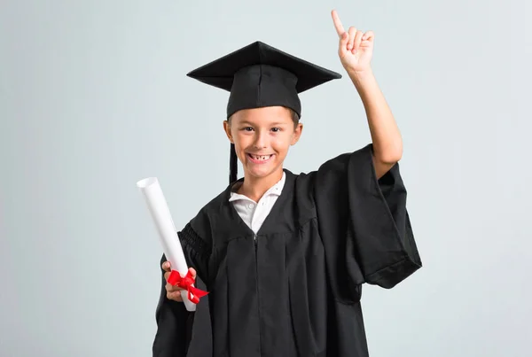 Menino Graduando Pensando Uma Ideia Sobre Fundo Cinza — Fotografia de Stock