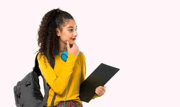 Teenager Studentin Mit Lockigem Haar Steht Und Schaut Zur Seite — Stockfoto