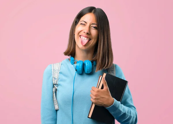 Junges Studentenmädchen Mit Blauem Pullover Und Kopfhörer Die Zunge Die — Stockfoto