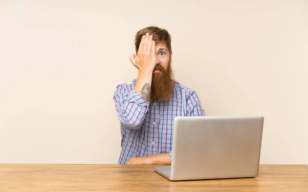 Homem Ruivo Com Barba Longa Uma Mesa Com Laptop Cobrindo — Fotografia de Stock