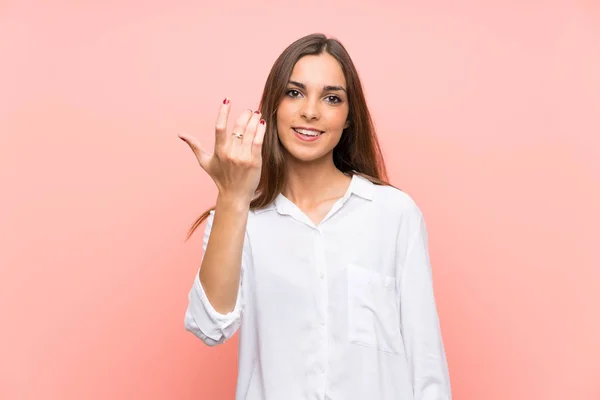 Joven Mujer Sobre Aislado Rosa Fondo Invitando Venir —  Fotos de Stock