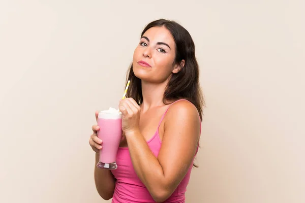 Молодая женщина с клубничным молочным коктейлем — стоковое фото