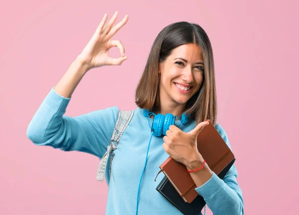 Junges Studentenmädchen Mit Blauem Pullover Und Kopfhörer Das Ein Zeichen — Stockfoto