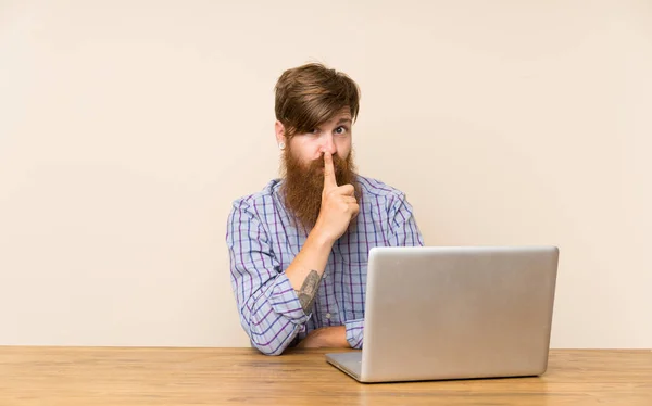 Homem Ruivo Com Barba Longa Uma Mesa Com Laptop Fazendo — Fotografia de Stock