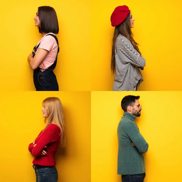 Lateral pozisyondaki insanlar kümesi