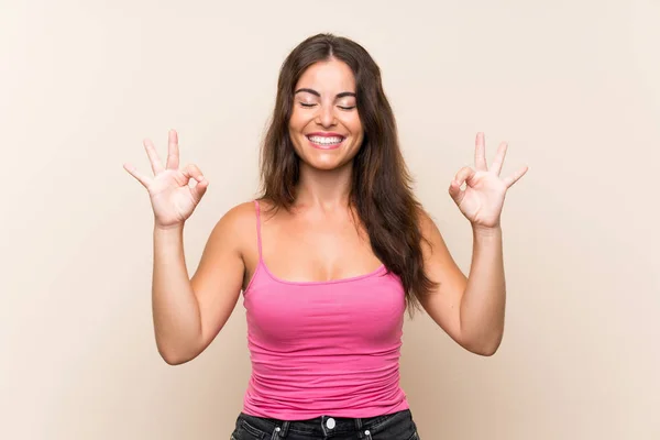 Jovem Mulher Sobre Fundo Branco Isolado Pose Zen — Fotografia de Stock