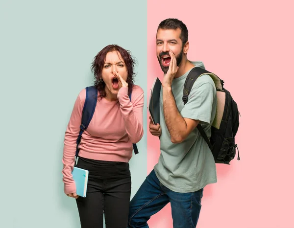 Deux Étudiants Avec Des Sacs Dos Des Livres Criant Bouche — Photo