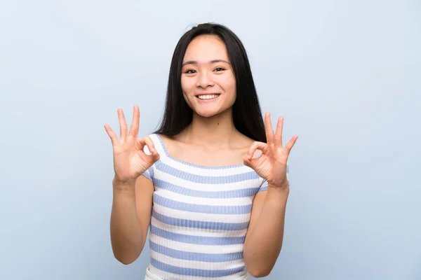 Tinédzser Ázsiai Lány Több Mint Elszigetelt Kék Háttér Mutató Jel — Stock Fotó