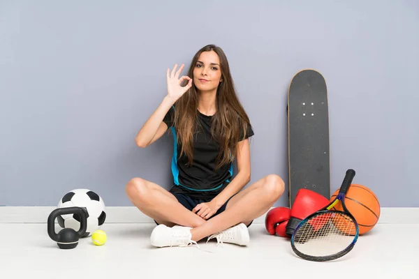 Jovem Mulher Esporte Sentado Chão Mostrando Sinal Com Dedos — Fotografia de Stock