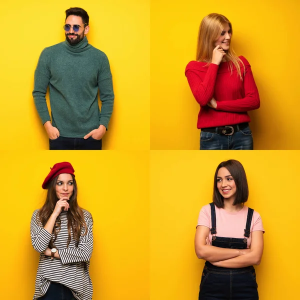 Bir grup insan yan tarafa bakıyor.