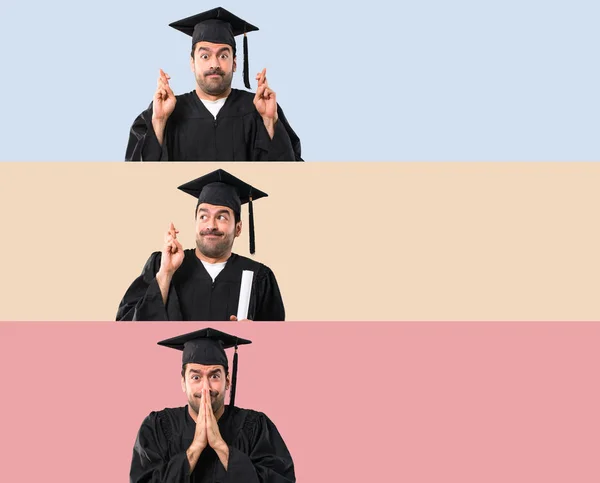 彼の卒業の日に男のセット指が交差し 最高を願って大学 願い事をするカラフルな背景に — ストック写真