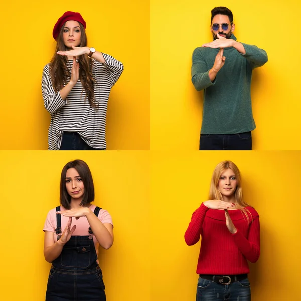 Bir grup insan jest yapıyor.