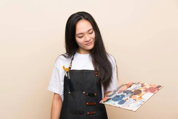 Nastolatek Malarz Asian Girl Szczęśliwym Wyrazem — Zdjęcie stockowe