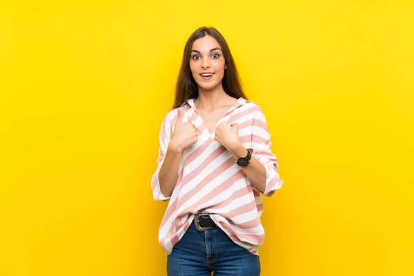 Jonge Vrouw Geïsoleerde Gele Achtergrond Met Verrassing Gezichtsuitdrukking — Stockfoto