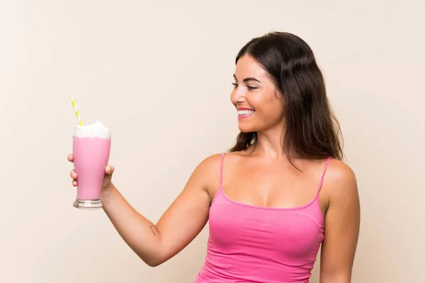 Ung Kvinna Med Jordgubbs Milkshake Med Happy Expression — Stockfoto