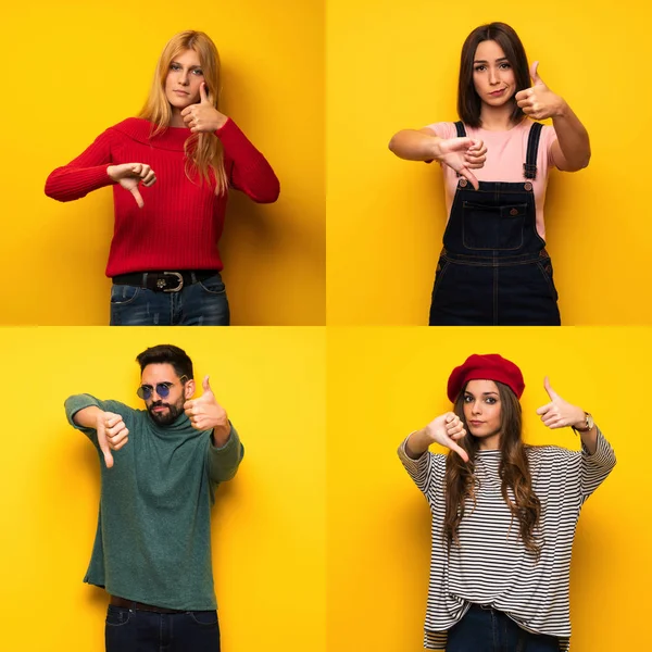 Bir grup insan iyiye kötüye işaret veriyor. Evet ya da hayır arasında kararsız