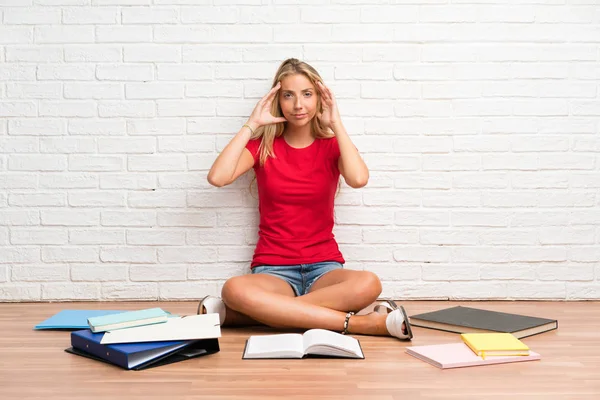 Ung Blond Student Tjej Med Många Böcker Golvet Olycklig Och — Stockfoto