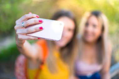 Bir parkta selfie yapma sırt çantası ile genç öğrenci kızlar