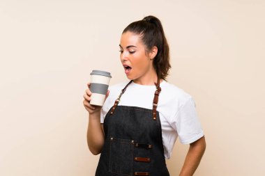 Kahve yiyişen genç kadın