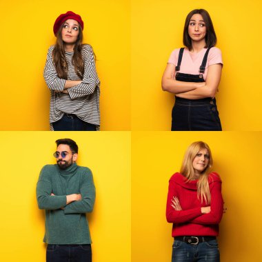 Omuzlarını kaldırırken şüphe duyan bir grup insan.