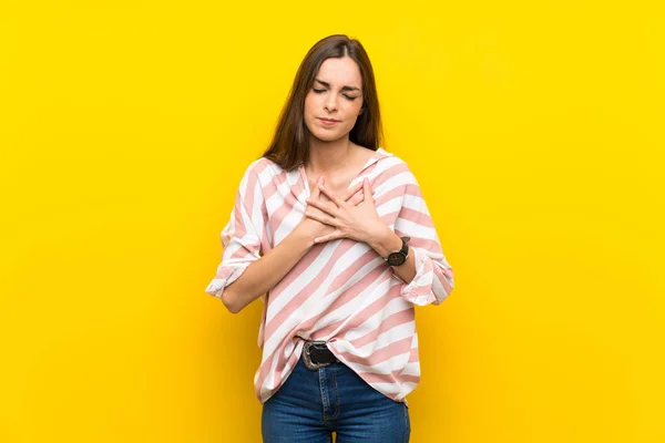 Zole Sarı Arka Plan Üzerinde Genç Kadın Kalbinde Bir Ağrı — Stok fotoğraf