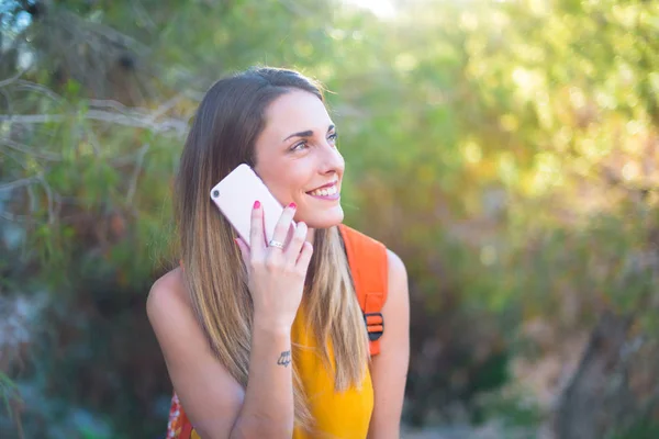 Student Jong Meisje Met Rugzak Outdoors Praten Met Mobiele — Stockfoto