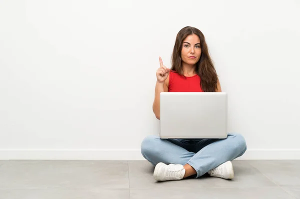 Junge Frau Mit Laptop Sitzt Auf Dem Boden Und Zeigt — Stockfoto
