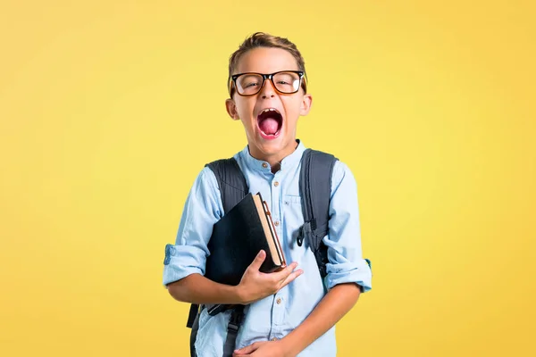 Student Chłopiec Plecaka Okulary Śmiech Żółtym Tle — Zdjęcie stockowe