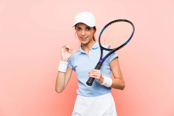 Jonge Tennisspeler Vrouw Geïsoleerde Roze Muur Trots Zelf Tevreden — Stockfoto