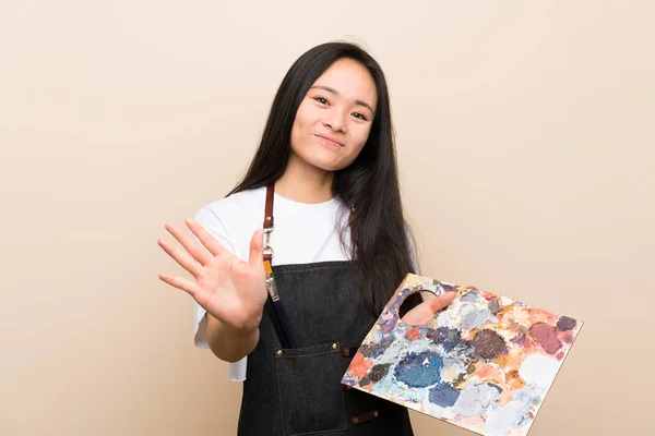 Genç Ressam Asyalı Kız Mutlu Ifade Ile Ile Selamlama — Stok fotoğraf
