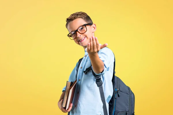 Estudiante Con Mochila Gafas Presentando Invitando Venir Sobre Fondo Amarillo — Foto de Stock