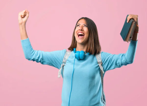 Junges Studentenmädchen Mit Blauem Pullover Und Kopfhörer Feiert Einen Sieg — Stockfoto