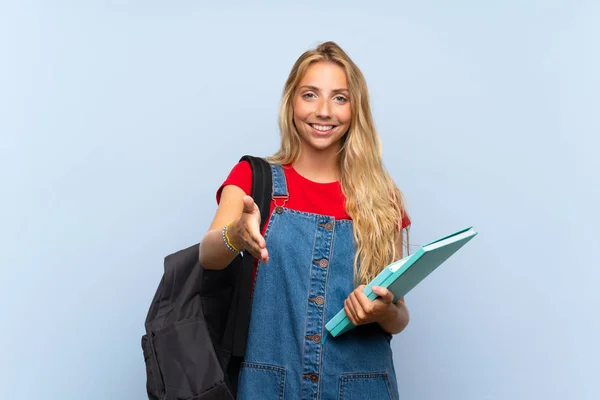 Jovem Loira Estudante Mulher Mais Isolado Azul Parede Handshaking Depois — Fotografia de Stock