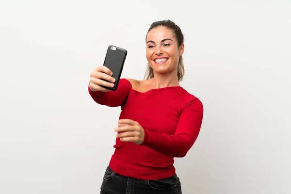 Jeune Femme Prenant Selfie Avec Mobile — Photo