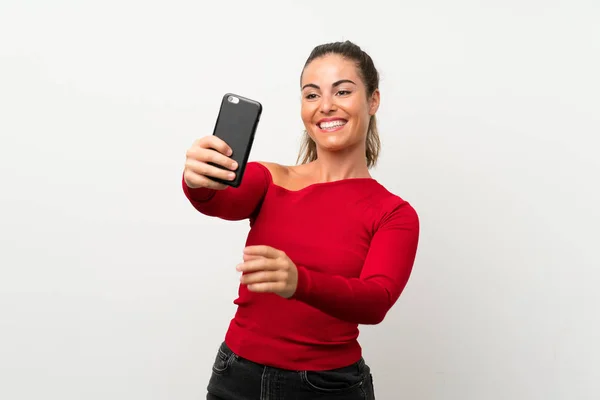 Jonge Vrouw Het Nemen Van Een Selfie Met Mobiele — Stockfoto