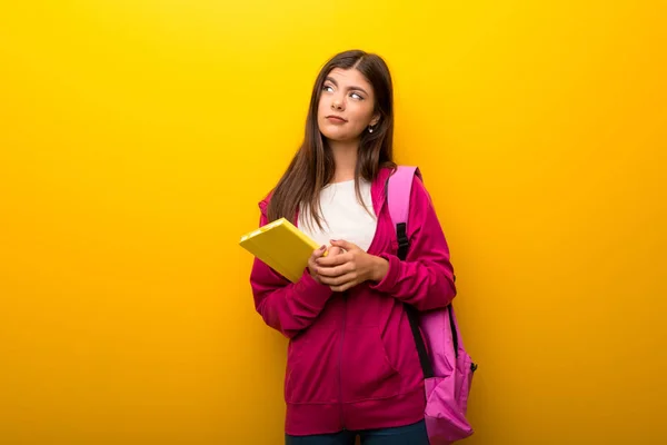 Adolescente Estudiante Chica Vibrante Amarillo Fondo Teniendo Dudas Con Confundir — Foto de Stock