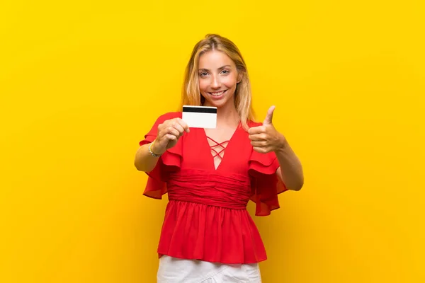 Blonde Jonge Vrouw Geïsoleerde Gele Achtergrond Het Houden Van Een — Stockfoto