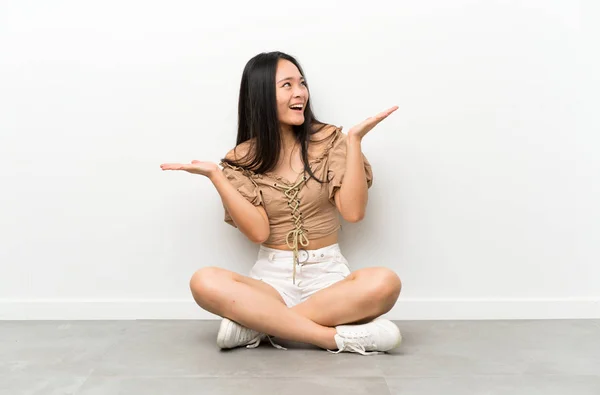 Tonåring Asiatisk Tjej Sitter Golvet Med Överraskning Ansiktsuttryck — Stockfoto