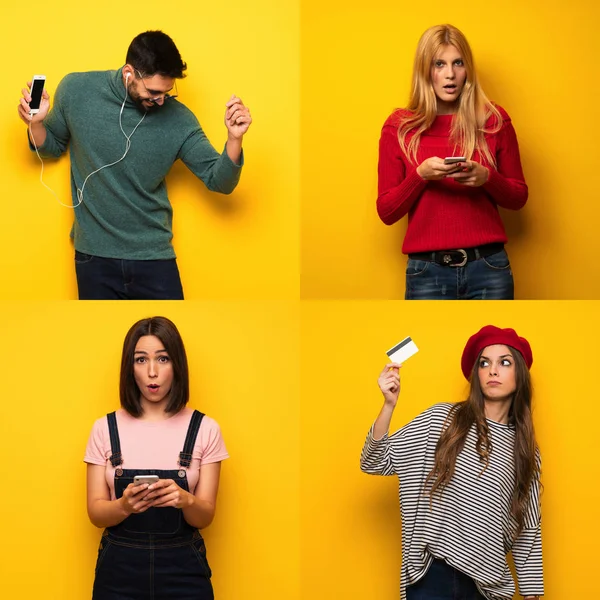 Bir grup insan şaşırdı ve bir mesaj gönderiyor.