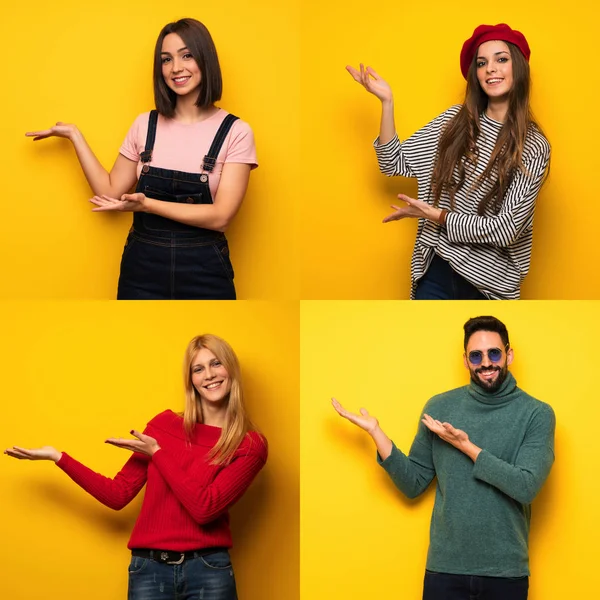 İnsanlar ellerini yanına gelmek için davet için genişletme kümesi