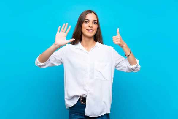 Ung Kvinna Över Isolerad Blå Bakgrund Räkna Sex Med Fingrar — Stockfoto