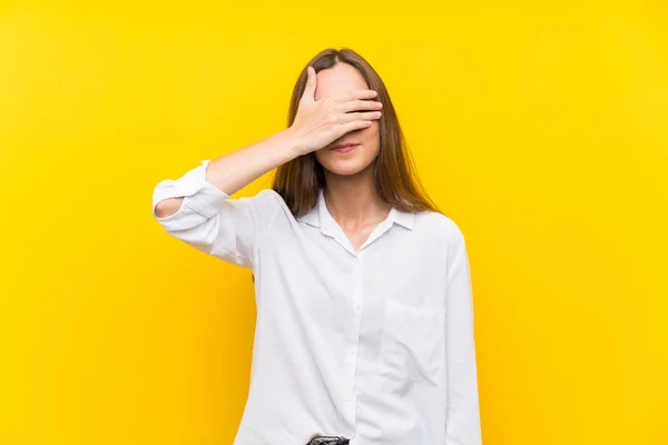 Ung Kvinna Över Isolerad Gul Bakgrund Täcker Ögon Med Händer — Stockfoto