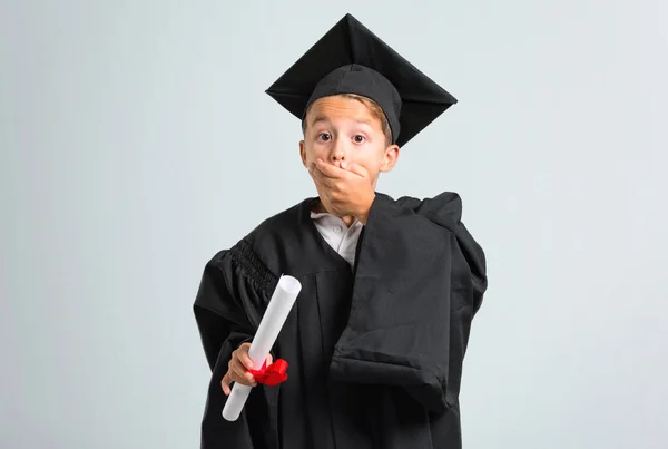 Μικρό Αγόρι Αποφοίτηση Στόμα Χέρια Γκρίζο Φόντο — Φωτογραφία Αρχείου