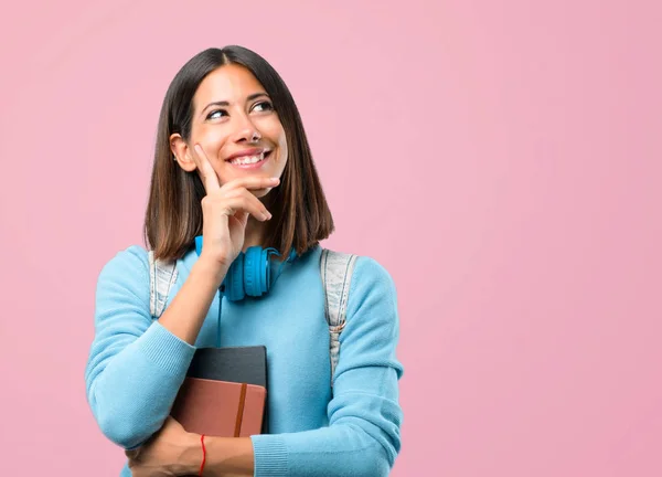 Junges Studentenmädchen Mit Blauem Pullover Und Kopfhörer Steht Und Denkt — Stockfoto