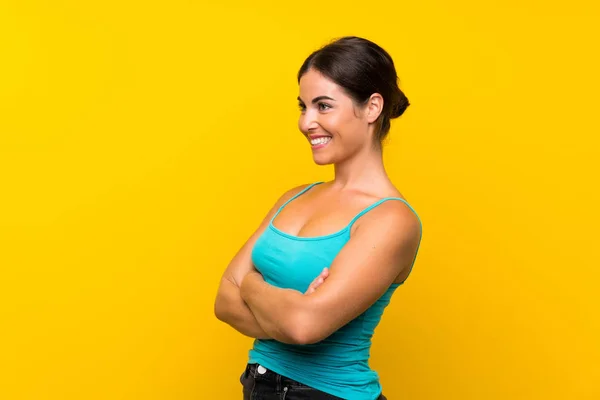 Mujer Joven Sobre Fondo Amarillo Aislado Mirando Hacia Lado —  Fotos de Stock